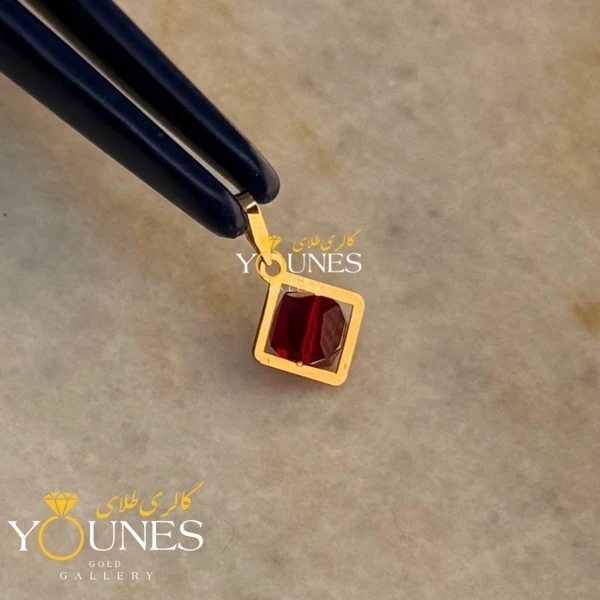 آویز طلا سواروسکی مربعی قرمز